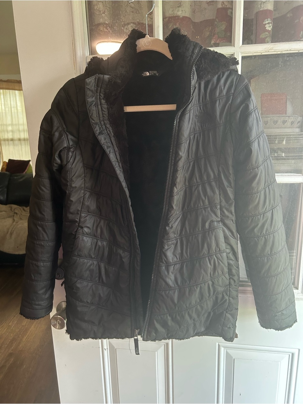 Northface girls XL black winter jacket / hood, two front zip pockets zip front